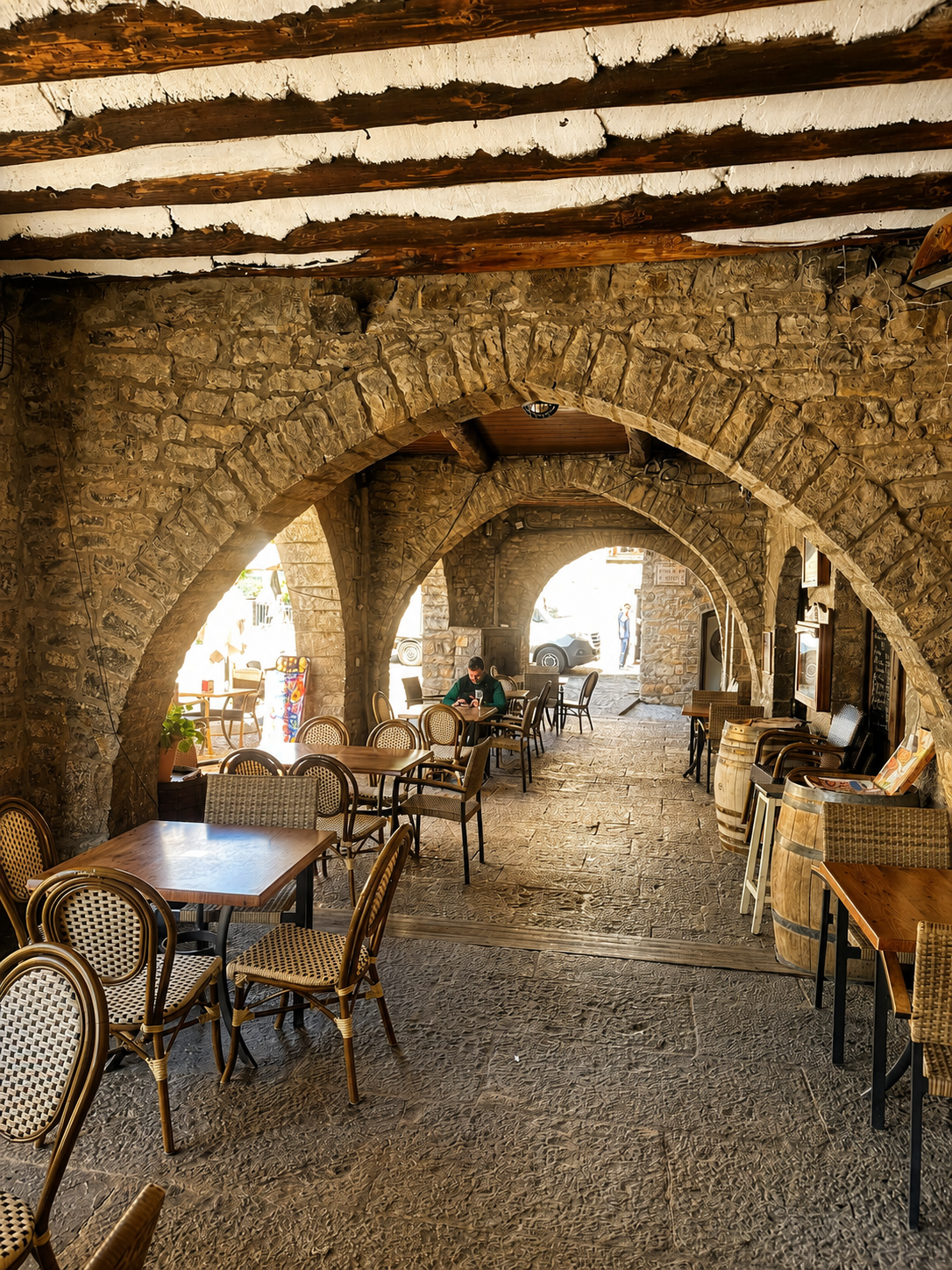 Interior histórico del restaurante de Aínsa
